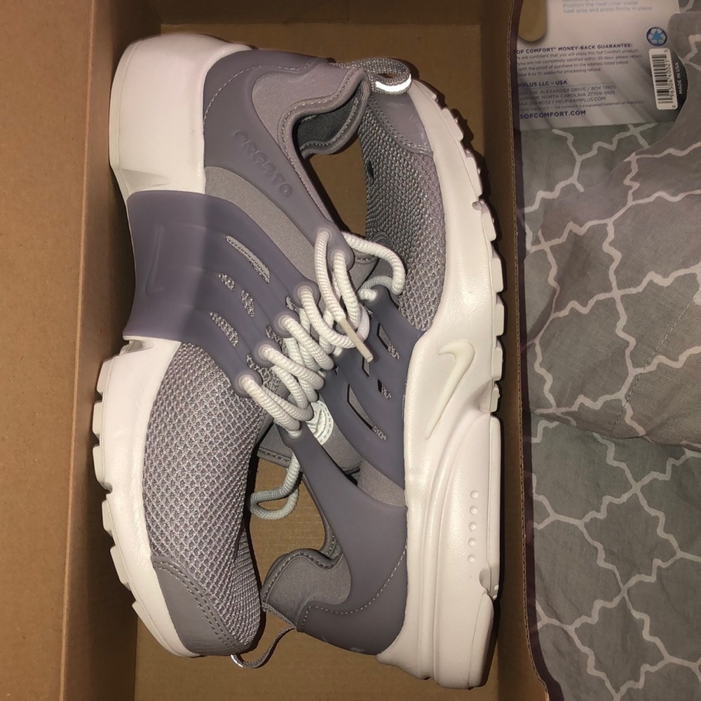 NWT women’s size 9 air presto SE
